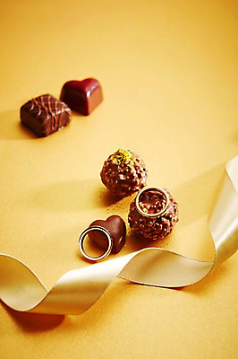 포토 JPG 스튜디오촬영 리본 음식 백그라운드 디저트 실내 발렌타인데이 근접촬영 사람없음 아웃포커스 초콜릿 반지 끈 달콤 커플반지 국내포토 뷰포인트 장신구 데이이벤트 촬영기법 내부 맛 파일형식