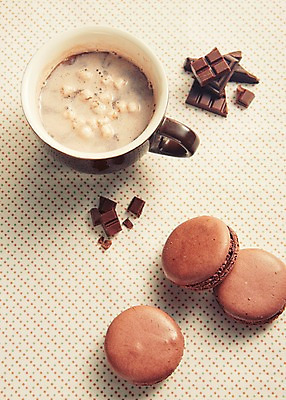 포토 JPG 스튜디오촬영 음식 빵 백그라운드 디저트 실내 발렌타인데이 근접촬영 사람없음 컵 초콜릿 머그컵 달콤 코코아 마카롱 국내포토 식기 음료 뷰포인트 데이이벤트 내부 맛 파일형식