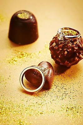 포토 JPG 스튜디오촬영 음식 백그라운드 디저트 실내 발렌타인데이 근접촬영 사람없음 아웃포커스 초콜릿 반지 달콤 가루 커플반지 금가루 국내포토 뷰포인트 장신구 데이이벤트 촬영기법 내부 맛 파일형식
