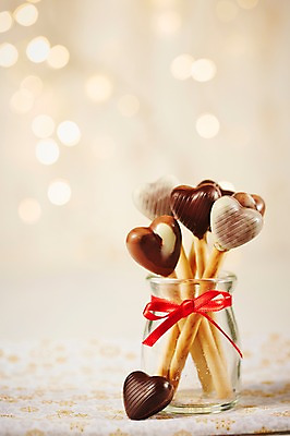 포토 JPG 스튜디오촬영 리본 음식 백그라운드 디저트 실내 발렌타인데이 근접촬영 사람없음 아웃포커스 과자 초콜릿 하트 끈 막대기 달콤 병 담기 막대과자 국내포토 모양 식기 뷰포인트 모션 데이이벤트 촬영기법 내부 맛 파일형식