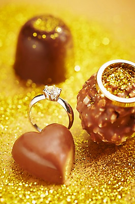 포토 JPG 스튜디오촬영 음식 백그라운드 디저트 실내 발렌타인데이 근접촬영 사람없음 아웃포커스 초콜릿 반지 달콤 가루 커플반지 금가루 국내포토 뷰포인트 장신구 데이이벤트 촬영기법 내부 맛 파일형식