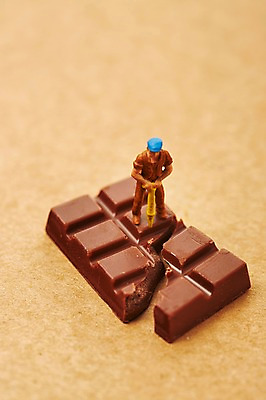 포토 JPG 스튜디오촬영 음식 인형 백그라운드 디저트 실내 발렌타인데이 근접촬영 사람없음 장난감 초콜릿 미니어처 피규어 달콤 국내포토 뷰포인트 데이이벤트 내부 모형 맛 파일형식