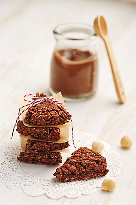 포토 JPG 스튜디오촬영 리본 음식 백그라운드 디저트 실내 발렌타인데이 근접촬영 사람없음 아웃포커스 과자 초콜릿 숟가락 끈 달콤 병 헤이즐넛 국내포토 식기 뷰포인트 데이이벤트 촬영기법 수저 내부 견과류 맛 파일형식