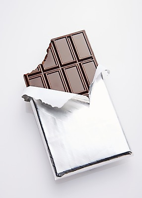 포토 JPG 스튜디오촬영 음식 백그라운드 포장 디저트 실내 발렌타인데이 근접촬영 사람없음 초콜릿 달콤 은박지 찢어짐 국내포토 뷰포인트 모션 데이이벤트 내부 맛 파일형식