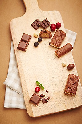 포토 JPG 스튜디오촬영 열매 음식 백그라운드 과일 디저트 도마 실내 발렌타인데이 근접촬영 사람없음 초콜릿 달콤 블루베리 초코볼 초코바 국내포토 식물 뷰포인트 데이이벤트 주방용품 내부 맛 파일형식