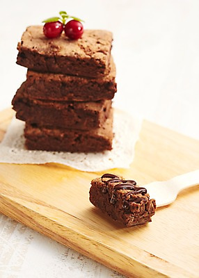 포토 JPG 스튜디오촬영 음식 빵 백그라운드 포크 디저트 도마 실내 발렌타인데이 근접촬영 사람없음 아웃포커스 쌓기 초콜릿 달콤 브라우니 국내포토 식기 뷰포인트 모션 데이이벤트 주방용품 촬영기법 내부 맛 파일형식