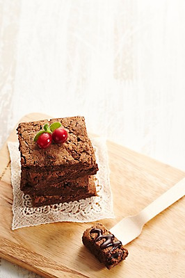 포토 JPG 스튜디오촬영 음식 빵 백그라운드 포크 디저트 도마 실내 발렌타인데이 근접촬영 사람없음 아웃포커스 초콜릿 달콤 브라우니 국내포토 식기 뷰포인트 데이이벤트 주방용품 촬영기법 내부 맛 파일형식