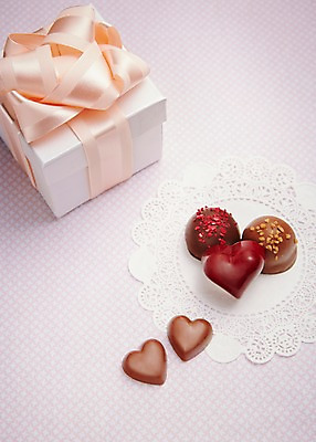 포토 JPG 스튜디오촬영 리본 음식 백그라운드 포장 디저트 실내 발렌타인데이 선물 근접촬영 사람없음 선물상자 상자 초콜릿 달콤 국내포토 뷰포인트 데이이벤트 내부 맛 파일형식