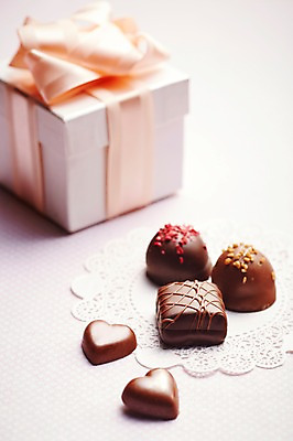포토 JPG 스튜디오촬영 리본 음식 백그라운드 포장 디저트 실내 발렌타인데이 선물 근접촬영 사람없음 아웃포커스 선물상자 상자 초콜릿 달콤 국내포토 뷰포인트 데이이벤트 촬영기법 내부 맛 파일형식