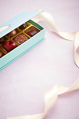 포토 JPG 스튜디오촬영 리본 음식 백그라운드 포장 디저트 실내 발렌타인데이 선물 근접촬영 사람없음 아웃포커스 선물상자 상자 초콜릿 끈 달콤 국내포토 뷰포인트 데이이벤트 촬영기법 내부 맛 파일형식