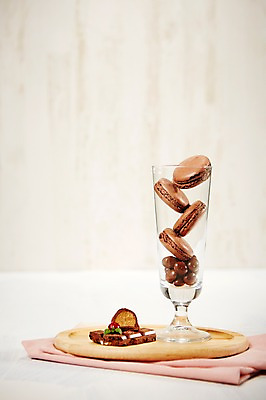 포토 JPG 스튜디오촬영 음식 빵 백그라운드 디저트 잔 쟁반 실내 발렌타인데이 근접촬영 사람없음 아웃포커스 컵 초콜릿 달콤 담기 초코볼 마카롱 국내포토 식기 뷰포인트 모션 데이이벤트 촬영기법 내부 맛 파일형식