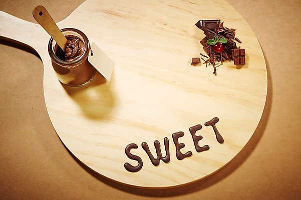 포토 JPG 스튜디오촬영 알파벳 영어 음식 백그라운드 디저트 도마 실내 발렌타인데이 근접촬영 사람없음 단어 초콜릿 숟가락 달콤 병 국내포토 문자 식기 뷰포인트 데이이벤트 주방용품 수저 내부 맛 파일형식