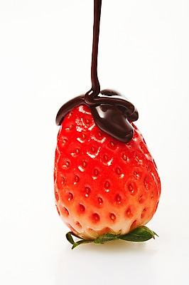 포토 JPG 스튜디오촬영 열매 음식 백그라운드 과일 딸기 디저트 실내 발렌타인데이 근접촬영 사람없음 초콜릿 흐름 달콤 국내포토 식물 뷰포인트 컨셉 데이이벤트 내부 맛 파일형식