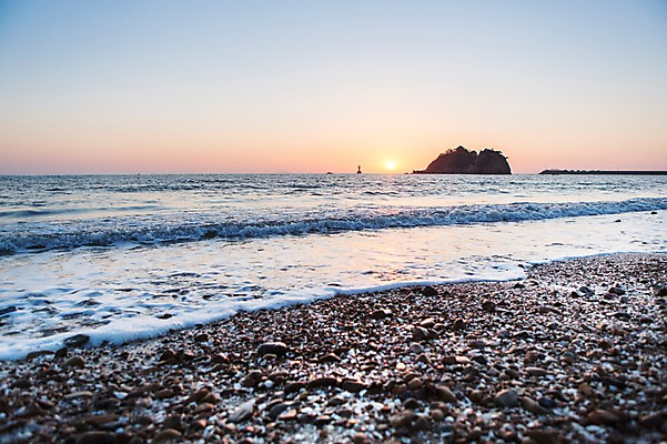 포토 JPG 주간 계절 파도 바다 배경화면 백그라운드 자연 한국 풍경 해변 사람없음 야외 태양 노을 일몰 봄풍경 봄 돌_바위 조약돌 바위 충청남도 태안 국내포토 자연요소 아시아 생태계 충청도 파일형식
