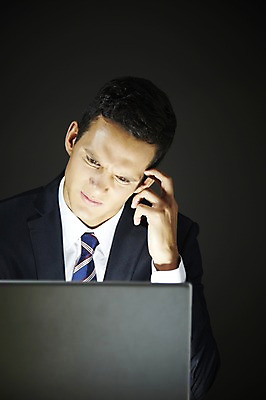 포토 JPG 스튜디오촬영 서양인 외국인 백인 해외기획촬영 응시 2012년태국 남자 비즈니스 검은배경 스트레스 실내 한명 사람 정장 상반신 20대 성인 앞모습 비즈니스라이프 노트북 웹서핑 업무 직장인 비즈니스맨 작업실 고민 남자만 남자한명만 성인남자만 청년만 청년남자만 청년남자한명만 성인한명만 성인남자한명만 성인만 국내포토 직업 1 라이프스타일 시선 옷 감정 뷰포인트 백그라운드 인종 청년 내부 전자제품 검은색 작업 파일형식