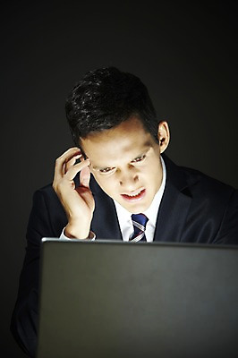 포토 JPG 스튜디오촬영 서양인 외국인 백인 해외기획촬영 응시 2012년태국 남자 비즈니스 검은배경 스트레스 실내 한명 사람 정장 상반신 20대 성인 앞모습 비즈니스라이프 노트북 웹서핑 업무 직장인 비즈니스맨 작업실 고민 남자만 남자한명만 성인남자만 청년만 청년남자만 청년남자한명만 성인한명만 성인남자한명만 성인만 국내포토 직업 1 라이프스타일 시선 옷 감정 뷰포인트 백그라운드 인종 청년 내부 전자제품 검은색 작업 파일형식