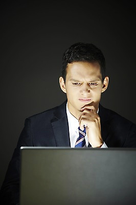 포토 JPG 스튜디오촬영 서양인 외국인 백인 해외기획촬영 응시 2012년태국 남자 비즈니스 검은배경 스트레스 실내 한명 사람 정장 상반신 20대 성인 앞모습 비즈니스라이프 노트북 웹서핑 업무 직장인 비즈니스맨 작업실 남자만 남자한명만 성인남자만 청년만 청년남자만 청년남자한명만 성인한명만 성인남자한명만 성인만 국내포토 직업 1 라이프스타일 시선 옷 뷰포인트 백그라운드 인종 청년 내부 전자제품 검은색 작업 파일형식