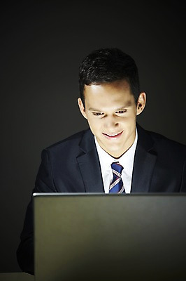 포토 JPG 스튜디오촬영 서양인 외국인 백인 해외기획촬영 응시 2012년태국 남자 비즈니스 검은배경 실내 한명 웃음 사람 정장 상반신 20대 성인 앞모습 비즈니스라이프 노트북 웹서핑 업무 직장인 비즈니스맨 작업실 남자만 남자한명만 성인남자만 청년만 청년남자만 청년남자한명만 성인한명만 성인남자한명만 성인만 국내포토 직업 1 라이프스타일 시선 옷 뷰포인트 백그라운드 표정 인종 청년 내부 전자제품 검은색 작업 파일형식