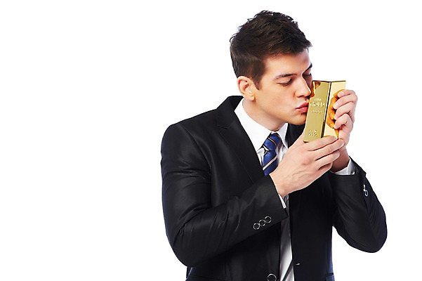 포토 JPG 스튜디오촬영 서양인 외국인 백인 해외기획촬영 2012년태국 남자 비즈니스 성공 키스 실내 한명 들기 누끼 사람 정장 상반신 성인 앞모습 30대 금융 경제 비즈니스라이프 직장인 비즈니스맨 금괴 남자만 남자한명만 성인남자만 성인한명만 성인남자한명만 장년만 장년남자만 장년남자한명만 성인만 국내포토 직업 1 라이프스타일 옷 뷰포인트 컨셉 모션 인종 내부 장년 황금 애정표현 파일형식