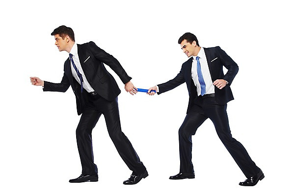 포토 JPG 스튜디오촬영 전신 서양인 외국인 백인 해외기획촬영 2012년태국 남자 비즈니스 모션 실내 서기 들기 누끼 사람 정장 성인 두명 옆모습 30대 달리기 직장인 비즈니스맨 계주 동료 열정 바톤터치 남자만 성인남자만 장년만 장년남자만 성인만 배턴 국내포토 직업 옷 감정 스포츠용품 뷰포인트 관계 인종 내부 장년 육상스포츠 파일형식