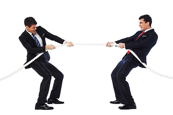 포토 JPG 스튜디오촬영 전신 서양인 외국인 백인 해외기획촬영 2012년태국 남자 밧줄 줄 비즈니스 모션 실내 서기 누끼 사람 정장 성인 두명 옆모습 30대 마주보기 경쟁 직장인 비즈니스맨 찡그림 당기기 동료 열정 줄다리기 남자만 성인남자만 장년만 장년남자만 성인만 국내포토 직업 옷 감정 뷰포인트 컨셉 관계 놀이 표정 인종 내부 장년 파일형식