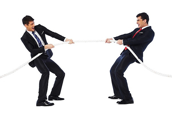 포토 JPG 스튜디오촬영 전신 서양인 외국인 백인 해외기획촬영 2012년태국 남자 밧줄 줄 비즈니스 모션 실내 서기 누끼 사람 정장 성인 두명 옆모습 30대 마주보기 경쟁 직장인 비즈니스맨 찡그림 당기기 동료 열정 줄다리기 남자만 성인남자만 장년만 장년남자만 성인만 국내포토 직업 옷 감정 뷰포인트 컨셉 관계 놀이 표정 인종 내부 장년 파일형식