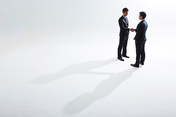 포토 JPG 스튜디오촬영 전신 서양인 외국인 백인 해외기획촬영 2012년태국 남자 비즈니스 악수 실내 그림자 협상 서기 사람 정장 성인 두명 옆모습 30대 마주보기 손잡기 거래 직장인 비즈니스맨 동료 열정 남자만 성인남자만 장년만 장년남자만 성인만 국내포토 직업 옷 감정 뷰포인트 관계 모션 인종 손짓 내부 장년 파일형식