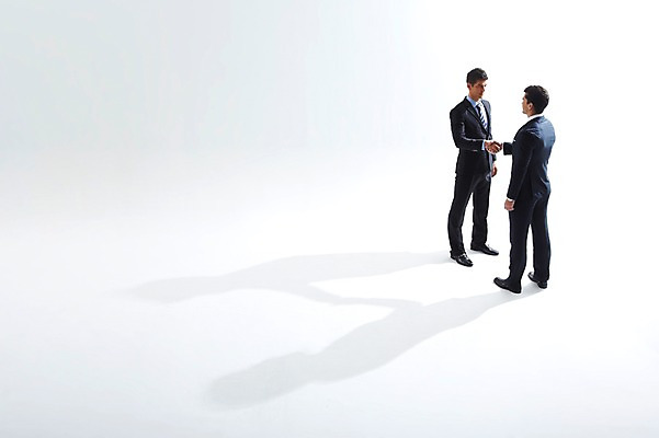 포토 JPG 스튜디오촬영 전신 서양인 외국인 백인 해외기획촬영 2012년태국 남자 비즈니스 악수 실내 그림자 협상 서기 사람 정장 성인 두명 옆모습 30대 마주보기 손잡기 거래 직장인 비즈니스맨 동료 열정 남자만 성인남자만 장년만 장년남자만 성인만 국내포토 직업 옷 감정 뷰포인트 관계 모션 인종 손짓 내부 장년 파일형식