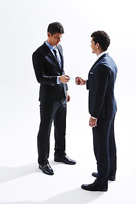 포토 JPG 스튜디오촬영 전신 서양인 외국인 백인 해외기획촬영 응시 2012년태국 남자 비즈니스 명함 실내 그림자 협상 서기 들기 사람 정장 성인 두명 옆모습 30대 거래 직장인 비즈니스맨 동료 주기 열정 남자만 성인남자만 장년만 장년남자만 성인만 국내포토 직업 시선 옷 감정 뷰포인트 관계 모션 인종 내부 장년 파일형식