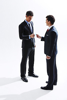 포토 JPG 스튜디오촬영 전신 서양인 외국인 백인 해외기획촬영 응시 2012년태국 남자 비즈니스 명함 실내 그림자 협상 서기 들기 사람 정장 성인 두명 옆모습 30대 거래 직장인 비즈니스맨 동료 주기 열정 남자만 성인남자만 장년만 장년남자만 성인만 국내포토 직업 시선 옷 감정 뷰포인트 관계 모션 인종 내부 장년 파일형식