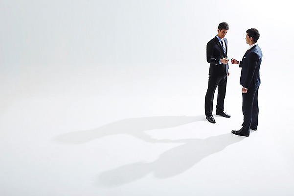 포토 JPG 스튜디오촬영 전신 서양인 외국인 백인 해외기획촬영 2012년태국 남자 비즈니스 명함 실내 그림자 협상 서기 들기 사람 정장 성인 두명 옆모습 30대 거래 직장인 비즈니스맨 동료 주기 열정 남자만 성인남자만 장년만 장년남자만 성인만 국내포토 직업 옷 감정 뷰포인트 관계 모션 인종 내부 장년 파일형식