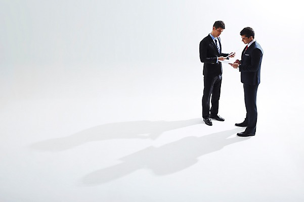 포토 JPG 스튜디오촬영 전신 서양인 외국인 백인 해외기획촬영 응시 2012년태국 남자 비즈니스 실내 그림자 협상 서기 들기 사람 정장 성인 두명 옆모습 30대 거래 직장인 비즈니스맨 동료 문서 열정 남자만 성인남자만 장년만 장년남자만 성인만 국내포토 직업 시선 옷 감정 뷰포인트 관계 모션 인종 내부 장년 파일형식