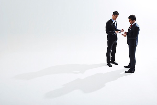 포토 JPG 스튜디오촬영 전신 서양인 외국인 백인 해외기획촬영 응시 2012년태국 남자 비즈니스 실내 그림자 협상 서기 들기 사람 정장 성인 두명 옆모습 30대 거래 직장인 비즈니스맨 동료 문서 열정 남자만 성인남자만 장년만 장년남자만 성인만 국내포토 직업 시선 옷 감정 뷰포인트 관계 모션 인종 내부 장년 파일형식