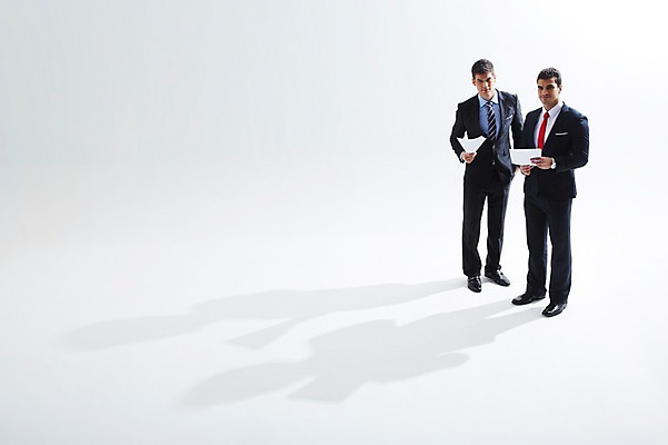 포토 JPG 스튜디오촬영 전신 서양인 외국인 백인 해외기획촬영 2012년태국 남자 비즈니스 실내 그림자 협상 서기 들기 사람 정장 성인 두명 앞모습 30대 거래 직장인 비즈니스맨 동료 문서 열정 남자만 성인남자만 장년만 장년남자만 성인만 국내포토 직업 옷 감정 뷰포인트 관계 모션 인종 내부 장년 파일형식