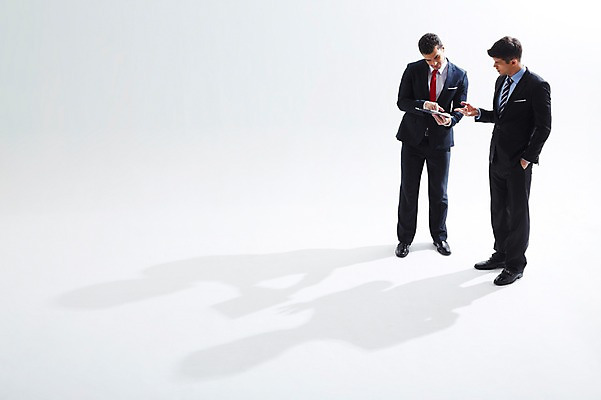 포토 JPG 스튜디오촬영 전신 서양인 외국인 백인 해외기획촬영 응시 2012년태국 남자 비즈니스 실내 그림자 협상 서기 들기 사람 정장 성인 두명 앞모습 30대 태블릿 거래 직장인 비즈니스맨 동료 열정 남자만 성인남자만 장년만 장년남자만 성인만 국내포토 직업 시선 옷 감정 뷰포인트 관계 모션 인종 내부 장년 전자제품 스마트기기 파일형식