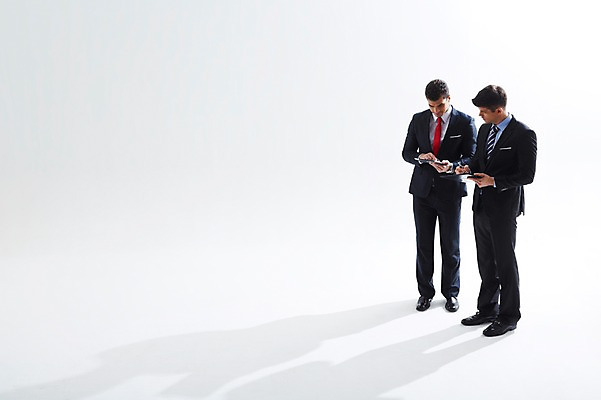 포토 JPG 스튜디오촬영 전신 서양인 외국인 백인 해외기획촬영 응시 2012년태국 남자 비즈니스 실내 그림자 협상 서기 들기 사람 정장 성인 두명 앞모습 30대 태블릿 펜 거래 직장인 비즈니스맨 동료 파일 열정 남자만 성인남자만 장년만 장년남자만 성인만 국내포토 직업 시선 옷 감정 뷰포인트 관계 모션 인종 내부 장년 전자제품 스마트기기 필기구 파일형식