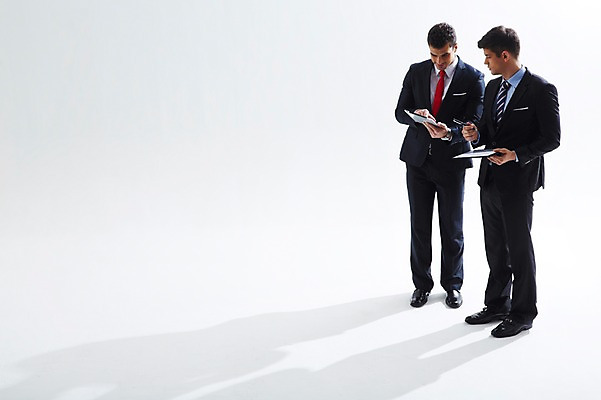 포토 JPG 스튜디오촬영 전신 서양인 외국인 백인 해외기획촬영 응시 2012년태국 남자 비즈니스 실내 그림자 협상 서기 들기 사람 정장 성인 두명 앞모습 30대 태블릿 펜 거래 직장인 비즈니스맨 동료 파일 열정 남자만 성인남자만 장년만 장년남자만 성인만 국내포토 직업 시선 옷 감정 뷰포인트 관계 모션 인종 내부 장년 전자제품 스마트기기 필기구 파일형식