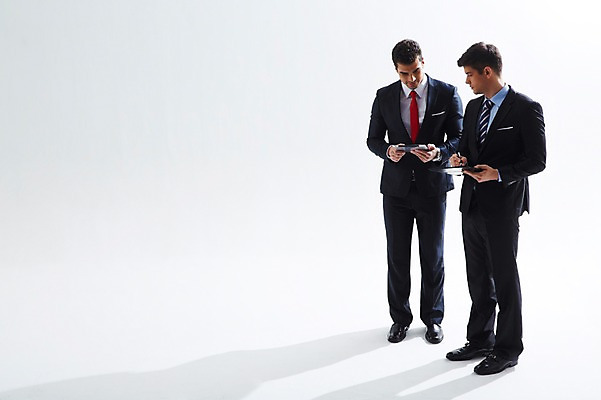 포토 JPG 스튜디오촬영 전신 서양인 외국인 백인 해외기획촬영 응시 2012년태국 남자 비즈니스 실내 그림자 협상 서기 들기 사람 정장 성인 두명 앞모습 30대 태블릿 펜 거래 직장인 비즈니스맨 동료 파일 열정 남자만 성인남자만 장년만 장년남자만 성인만 국내포토 직업 시선 옷 감정 뷰포인트 관계 모션 인종 내부 장년 전자제품 스마트기기 필기구 파일형식