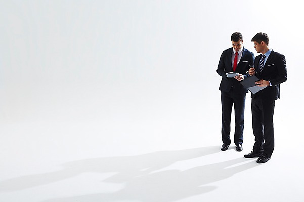 포토 JPG 스튜디오촬영 전신 서양인 외국인 백인 해외기획촬영 응시 2012년태국 남자 비즈니스 실내 그림자 협상 서기 들기 사람 정장 성인 두명 앞모습 30대 태블릿 펜 거래 직장인 비즈니스맨 동료 파일 열정 남자만 성인남자만 장년만 장년남자만 성인만 국내포토 직업 시선 옷 감정 뷰포인트 관계 모션 인종 내부 장년 전자제품 스마트기기 필기구 파일형식