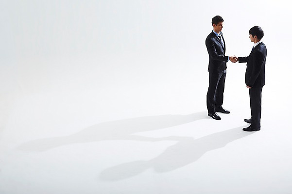 포토 JPG 스튜디오촬영 전신 서양인 외국인 백인 해외기획촬영 2012년태국 남자 비즈니스 악수 실내 그림자 협상 서기 사람 정장 성인 두명 옆모습 30대 마주보기 손잡기 거래 직장인 비즈니스맨 동료 열정 남자만 성인남자만 장년만 장년남자만 성인만 국내포토 직업 옷 감정 뷰포인트 관계 모션 인종 손짓 내부 장년 파일형식