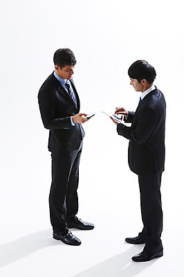 포토 JPG 스튜디오촬영 전신 서양인 외국인 백인 해외기획촬영 응시 2012년태국 남자 비즈니스 실내 그림자 협상 서기 들기 사람 정장 성인 두명 옆모습 30대 스마트폰 태블릿 거래 직장인 비즈니스맨 동료 열정 남자만 성인남자만 장년만 장년남자만 성인만 국내포토 직업 시선 옷 감정 뷰포인트 관계 모션 인종 내부 장년 전자제품 핸드폰 스마트기기 파일형식