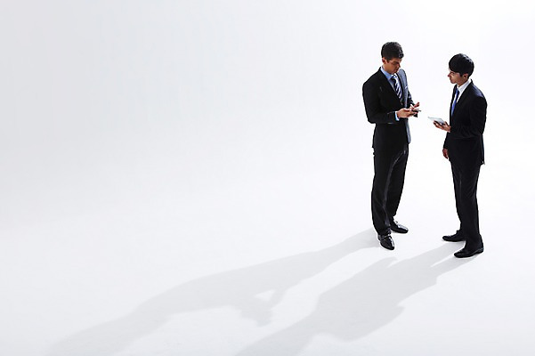 포토 JPG 스튜디오촬영 전신 서양인 외국인 백인 해외기획촬영 응시 2012년태국 남자 비즈니스 실내 그림자 협상 서기 들기 사람 정장 성인 두명 옆모습 30대 스마트폰 태블릿 거래 직장인 비즈니스맨 동료 열정 남자만 성인남자만 장년만 장년남자만 성인만 국내포토 직업 시선 옷 감정 뷰포인트 관계 모션 인종 내부 장년 전자제품 핸드폰 스마트기기 파일형식