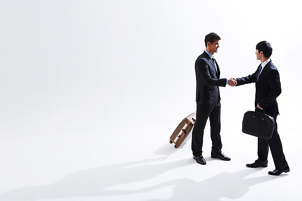 포토 JPG 스튜디오촬영 전신 서양인 외국인 백인 해외기획촬영 2012년태국 남자 서류가방 가방 비즈니스 악수 실내 그림자 협상 서기 웃음 들기 사람 정장 성인 두명 옆모습 30대 마주보기 캐리어 여행가방 손잡기 거래 직장인 비즈니스맨 동료 출장 열정 해외출장 남자만 성인남자만 장년만 장년남자만 성인만 국내포토 직업 잡화 옷 감정 뷰포인트 관계 모션 표정 인종 손짓 내부 장년 파일형식