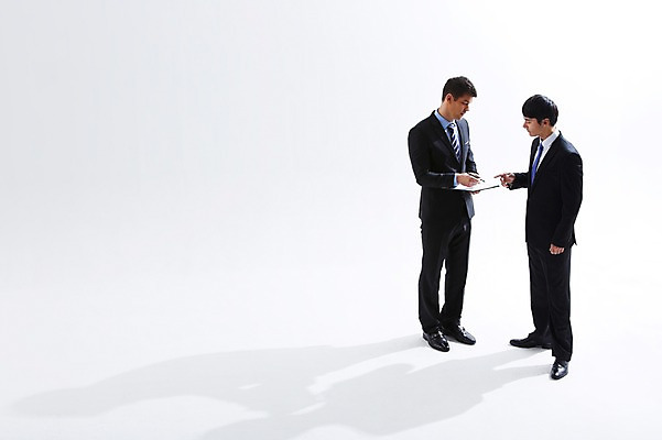 포토 JPG 스튜디오촬영 전신 서양인 외국인 백인 해외기획촬영 2012년태국 남자 비즈니스 실내 그림자 협상 서기 들기 사람 정장 성인 두명 옆모습 30대 펜 마주보기 거래 직장인 비즈니스맨 동료 파일 열정 남자만 성인남자만 장년만 장년남자만 성인만 국내포토 직업 옷 감정 뷰포인트 관계 모션 인종 내부 장년 필기구 파일형식