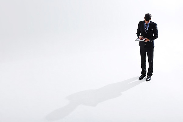 포토 JPG 스튜디오촬영 전신 서양인 외국인 백인 해외기획촬영 응시 2012년태국 남자 비즈니스 실내 그림자 한명 서기 들기 사람 정장 성인 앞모습 30대 펜 메모지 직장인 비즈니스맨 파일 열정 남자만 남자한명만 성인남자만 성인한명만 성인남자한명만 장년만 장년남자만 장년남자한명만 성인만 국내포토 직업 1 시선 옷 감정 뷰포인트 모션 인종 내부 장년 필기구 사무용품 파일형식