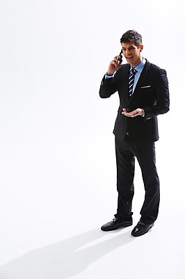 포토 JPG 스튜디오촬영 전신 서양인 외국인 백인 해외기획촬영 2012년태국 남자 비즈니스 실내 그림자 한명 서기 웃음 들기 사람 정장 성인 앞모습 30대 스마트폰 직장인 비즈니스맨 열정 통화 남자만 남자한명만 성인남자만 성인한명만 성인남자한명만 장년만 장년남자만 장년남자한명만 성인만 국내포토 직업 1 옷 감정 뷰포인트 모션 표정 인종 내부 장년 핸드폰 스마트기기 파일형식
