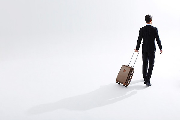 포토 JPG 스튜디오촬영 전신 서양인 외국인 백인 해외기획촬영 2012년태국 남자 여행 가방 비즈니스 실내 그림자 한명 서기 사람 정장 성인 뒷모습 30대 캐리어 여행가방 직장인 비즈니스맨 출장 열정 해외출장 남자만 남자한명만 성인남자만 성인한명만 성인남자한명만 장년만 장년남자만 장년남자한명만 성인만 국내포토 직업 1 잡화 옷 감정 뷰포인트 모션 인종 내부 장년 파일형식