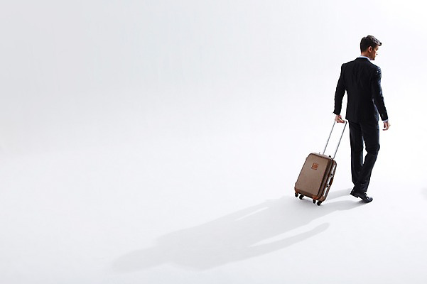 포토 JPG 스튜디오촬영 전신 서양인 외국인 백인 해외기획촬영 2012년태국 남자 여행 가방 비즈니스 실내 그림자 한명 서기 사람 정장 성인 뒷모습 30대 캐리어 여행가방 직장인 비즈니스맨 출장 열정 해외출장 남자만 남자한명만 성인남자만 성인한명만 성인남자한명만 장년만 장년남자만 장년남자한명만 성인만 국내포토 직업 1 잡화 옷 감정 뷰포인트 모션 인종 내부 장년 파일형식