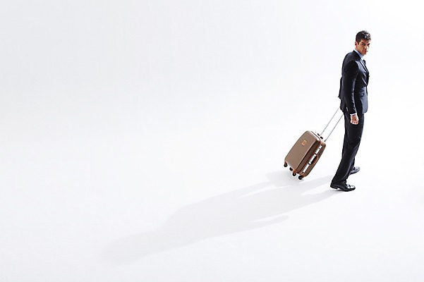 포토 JPG 스튜디오촬영 전신 서양인 외국인 백인 해외기획촬영 2012년태국 남자 여행 가방 비즈니스 실내 그림자 한명 서기 사람 정장 성인 옆모습 30대 캐리어 여행가방 직장인 비즈니스맨 출장 열정 해외출장 남자만 남자한명만 성인남자만 성인한명만 성인남자한명만 장년만 장년남자만 장년남자한명만 성인만 국내포토 직업 1 잡화 옷 감정 뷰포인트 모션 인종 내부 장년 파일형식