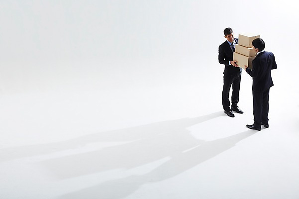 포토 JPG 스튜디오촬영 전신 서양인 외국인 백인 해외기획촬영 2012년태국 남자 비즈니스 실내 그림자 협상 서기 웃음 들기 사람 정장 성인 두명 옆모습 30대 상자 마주보기 거래 직장인 비즈니스맨 동료 열정 남자만 성인남자만 장년만 장년남자만 성인만 국내포토 직업 옷 감정 뷰포인트 관계 모션 표정 인종 내부 장년 파일형식